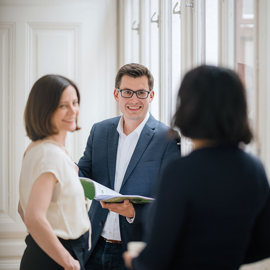 Drei Menschen unterhalten sich
