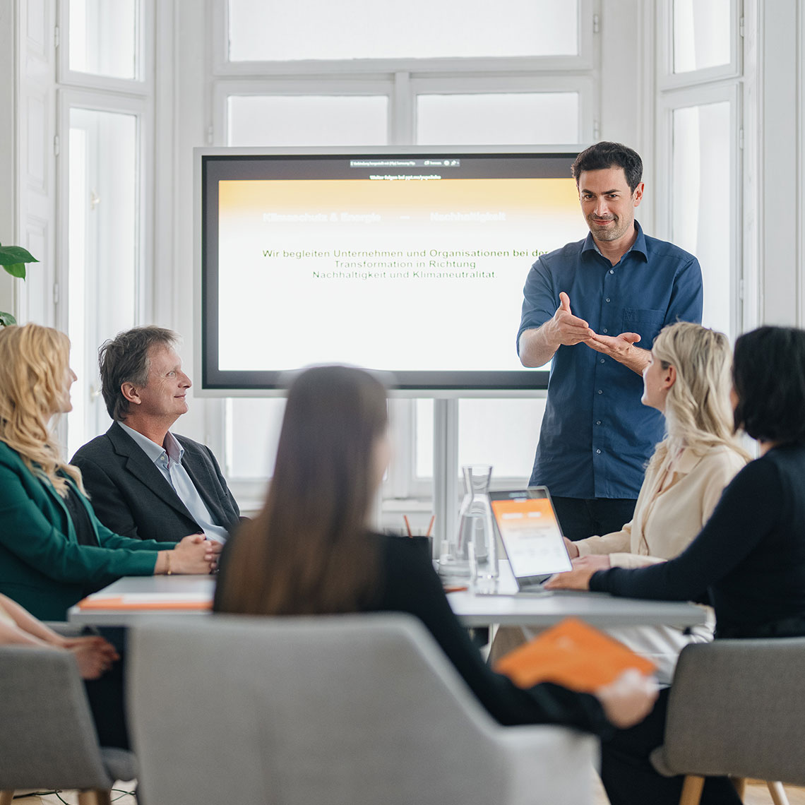 Präsentation vor mehreren Menschen