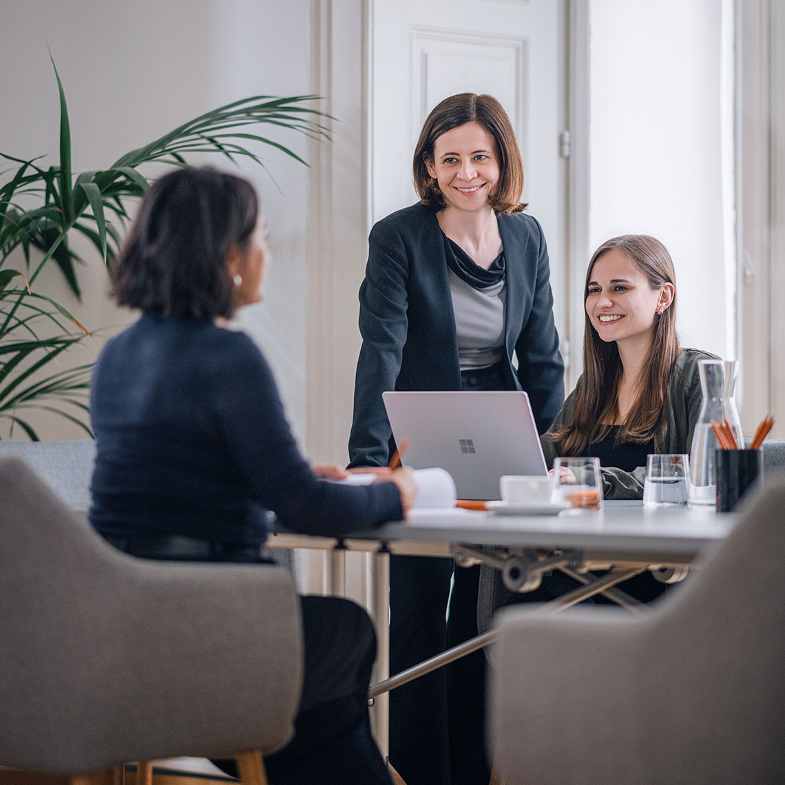 Drei Menschen haben Besprechung