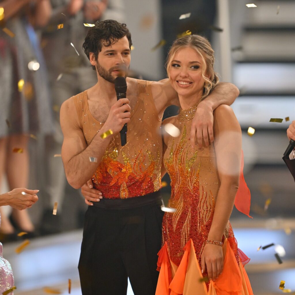 Dancing Stars - Die Show - Finale der 16. Staffel des ORF-Tanz-Events - Wer wird „Dancing Star 2025“?  Das große Finale im ORF-Ballroom. Die verbliebenen Paare müssen noch einmal alles geben, um das Publikum zu überzeugen und „Dancing Stars 2025“ zu werden.
 - Im Bild: Das Publikum hat entschieden: Aaron Karl und Katya Mizera sind die „Dancing Stars 2025“ und dürfen sich über die Siegertrophäe freuen.  Foto: ORF/Thomas Ramstorfer. Veröffentlichung honorarfrei nur für redaktionelle Berichterstattung in Sendungszusammenhang und mit Copyrightangabe. Kontakt: foto@orf.at